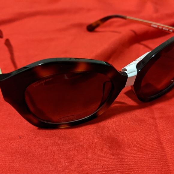 Salvatore Ferragamo woman's sunglasses - Picture 2 of 3